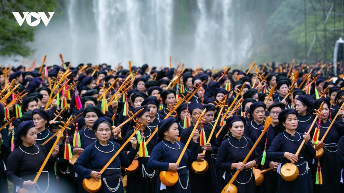 Largest Then singing performance sets national record
